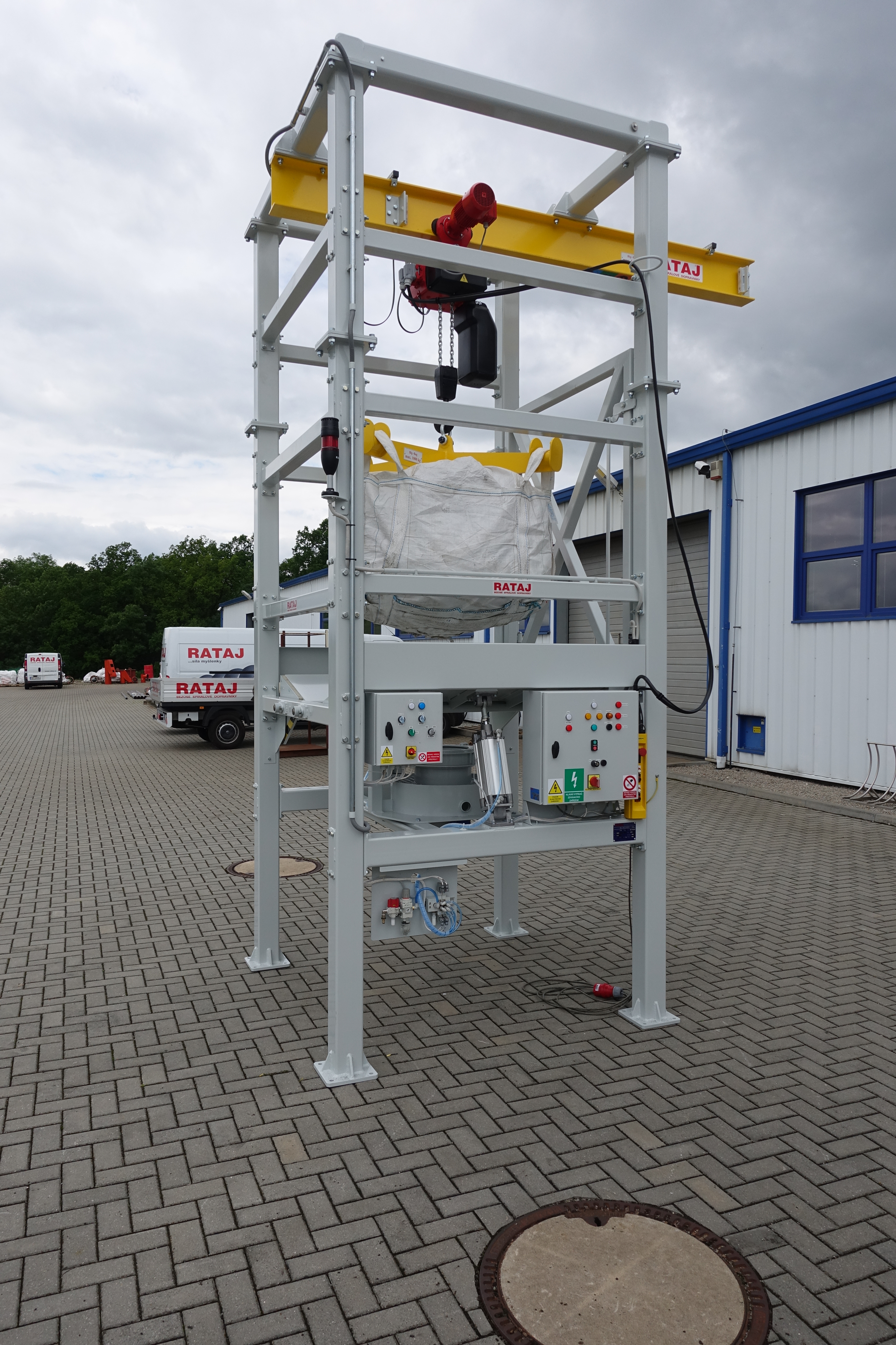 ABS, PE, PP, PA, PET film, PVC granulates, polystyrene, conveyor, spiral conveyor, worm conveyor, belt conveyor, worm conveyor, worm, spiral, Stanislav Rataj, Rataj Inc., big-bag station, big-bag, weighing material, weight, big-bag filling station, big-bag emptying station